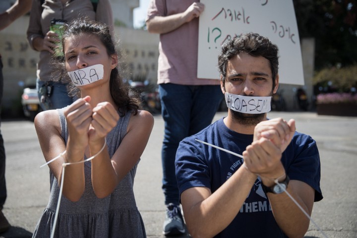 האוניברסיטה מתמודדת עם תקשורת שניזונה מגורמים מטעים. סטודנטים באוניברסיטה העברית במחאה למען חופש הביטוי (צילום: הדס פרוש / פלאש 90)