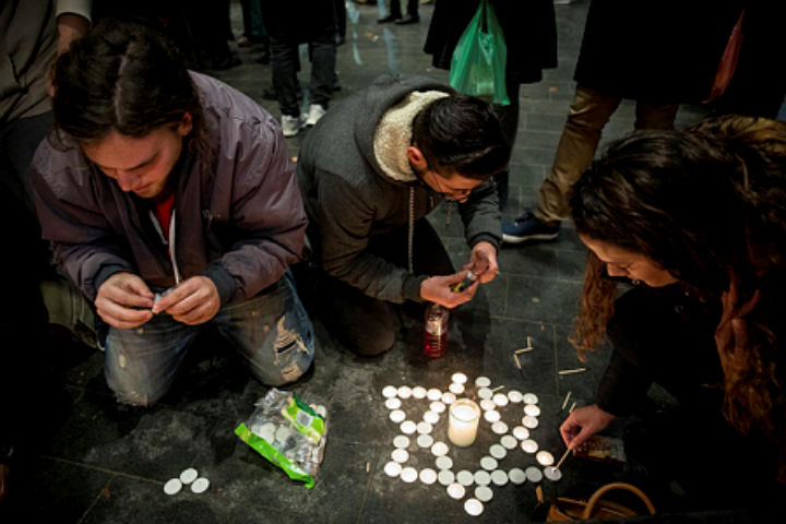 צעירים מדליקים נרות לזכרה של אורי אנסבכר בכיכר ציון בירושלים, 9.2.2019 (יונתן זינדל/ פלאש 90)