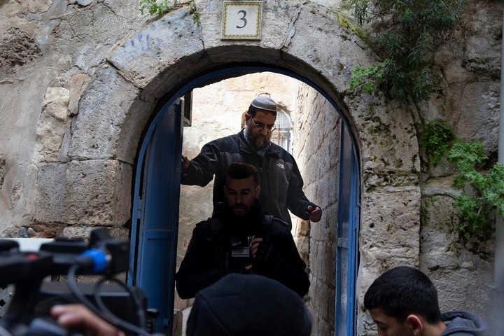 נציגי המתנחלים בודקים את השטח בזמן פינוי המשפחה מביתה. פינוי משפחת אבו סעב מביתה ברובע המוסלמי בעיר העתיקה בירושלים המזרחית. 17 בפברואר 2019 (אקטיבסטילס)
