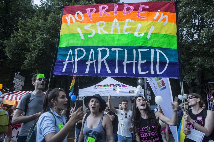 עד שישראל לא תיתן שוויון, אין לה זכות לדבר. הפגנה נגד השימוש שעושה ישראל ביחס ללהט"בים בברלין, 2018 (צילום: אן פק / אקטיבסטילס)