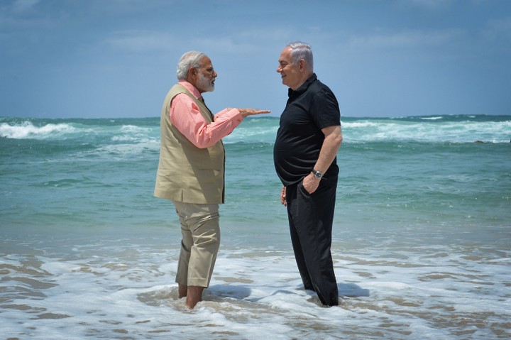 עסקת נשק הגיע למקורב שלו. ראש ממשלת הודו נרנדרה מודי עם נתניהו (צילום: קוסי גדעון / לע"מ)