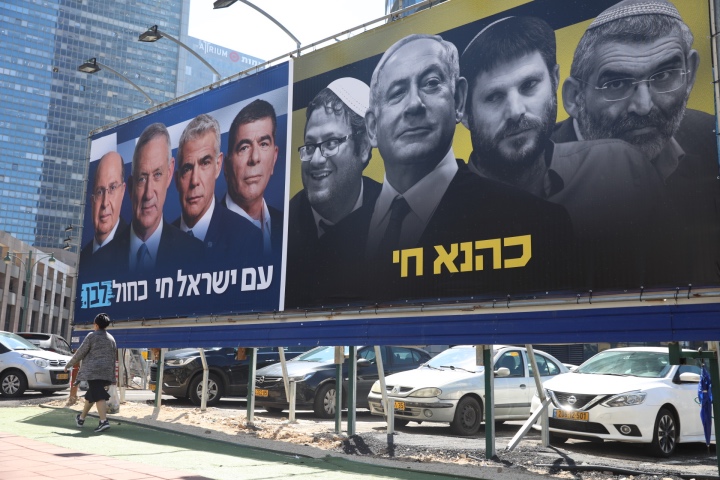 שלט תעמולת בחירות של מפלגת ״כחול לבן״ בת״א. האם ההבדלים בין הכהניסטים למיינסטרים הישראלי כאלה גדולים? (אורן זיו/ אקטיבסטילס)