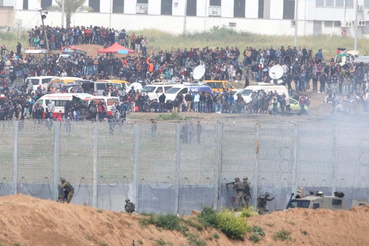 אלפי מפגינים התאספו לצעדת השיבה הגדולה בגבול עזה. 30 במרץ 2019. (אורן זיו)