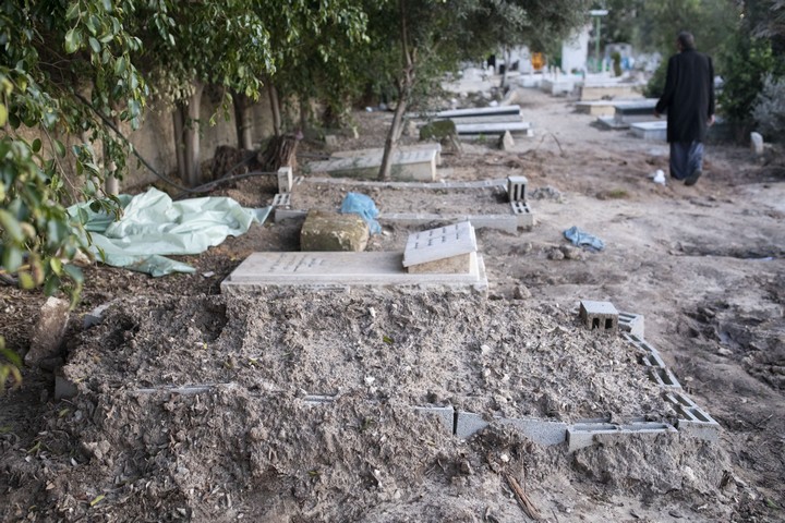 קברה הטרי של דיאנה אבו קטיפאן, וברקע הקבר של אמה שנרצחה לפני 13 שנים. לוד, 19 מרץ 2019 (אורן זיו)