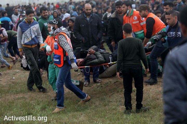 פצוע מפונה במהלך צעדות השיבה בעזה. יום האדמה ה-43. 30 במרץ 2019. (מוחמד זאנון / אקטיבסטילס)