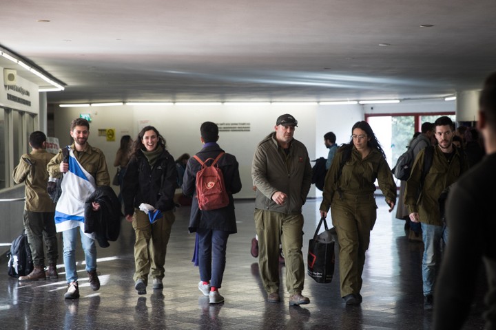 המסלול של חוקר מזרח תיכון בישראל עובר בדרך כלל דרך שירות באמ"ן. סטודנטים במדים באוניברסיטה העברית (צילום: הדס פרוש / פלאש 90)