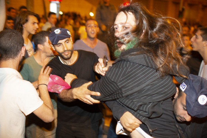 עשרות עצורים ואלימות משטרתית ב"ליל הבאנגים הגדול" הראשון, מול הכנסת. (אורן זיו / אקטיבסטילס)