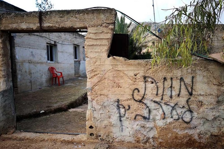 כפרים נמצאים תחת מתקפה מתמדת. כתובת "מוות לערבים" בכפר אל-מוע'ייר (צילום: איאד חדאד, בצלם)