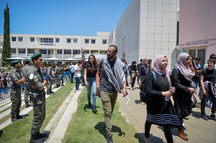 הסטודנטים הפלסטינים חשדנים כבר היום כלפי שירותי המודיעין, המוח'אבראת, הישראליים. עכשיו הם יצטרכו ללמוד אתם (צילום: יוסי זלינגר / פלאש 90)