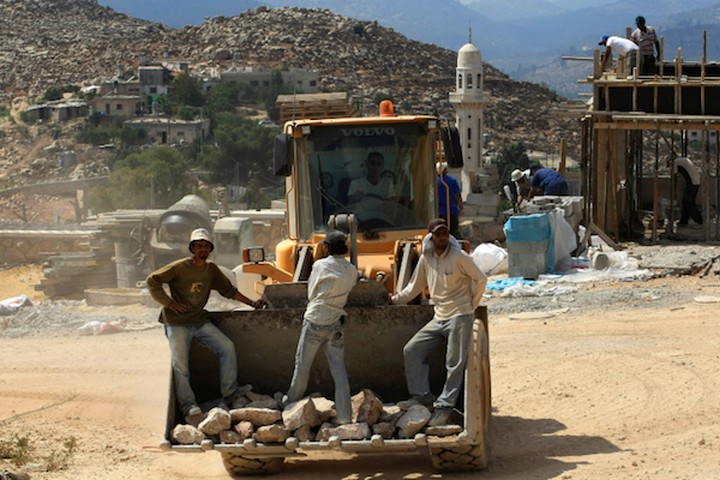 פועלים פלסטינים נאלצו להשתתף בבניית התנחלויות המאיימות על קיום הקהילות הפלסטיניות. פועלים בהר גילה (צילום: קובי גדעון / פלאש 90)