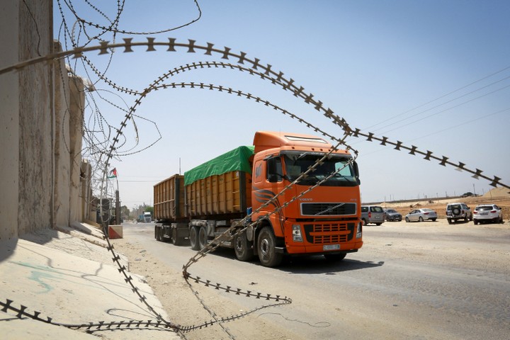 לפי האו"ם, עזה לא תהיה ראויה למגורים כבר בשנה הבאה. משאית במחסום קרני (צילום: עבד רחים ח'טיב / פלאש 90)