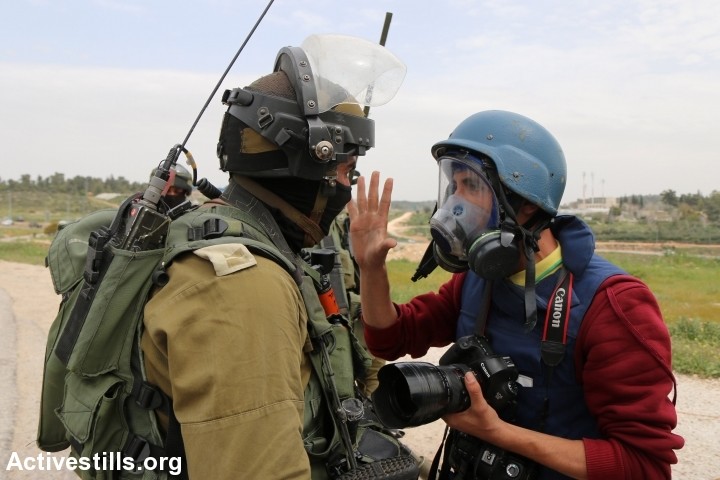 אלימות נגד עיתונאים בשטחים הפכה דבר שכיח. חייל מול צלם בנבי סלאח (צילום: אחדמ אל-באז / אקטיבסטילס)
