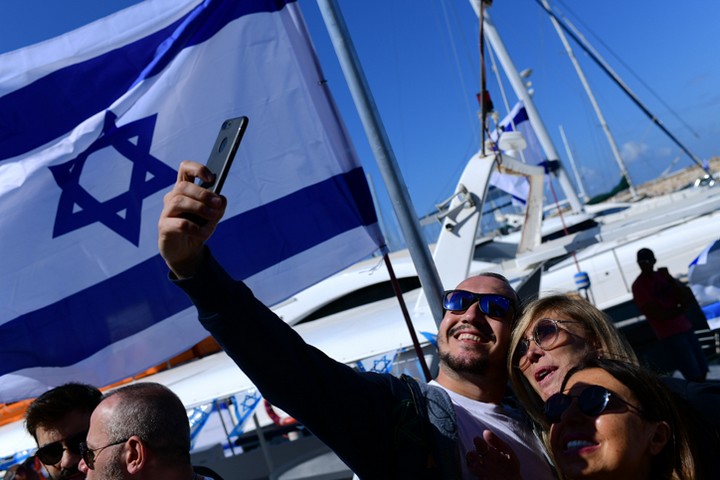 משתתפים בתחרות באירוע בנמל תל אביב. "אל תמכרו את נשמותיכם לשטן", קרא להם עיתונאי פלסטיני (צילום: תומר נויברג / פלאש 90)