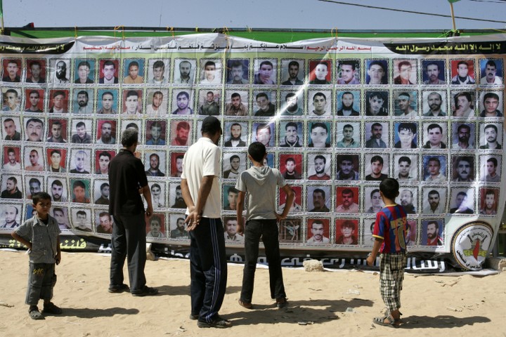 מ-2007 עד 2012, נאסר לחלוטין על ביקורי משפחות אצל אסירים תושבי עזה. כרזת רחוב בעזה בתמיכה בשביתת האסירים (צילום: עבד רחים ח'טיב / פלאש 90),