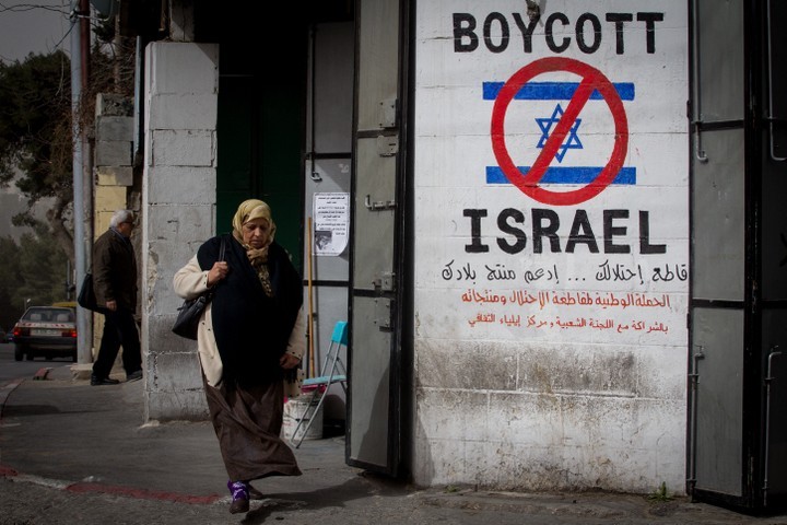 גרמניה וישראל משדרות לפלסטינים: אנחנו נגד מאבק לא-אלים. כרזה בעד BDS ברמאללה (צילום: מרים אלסטר / פלאש 90)