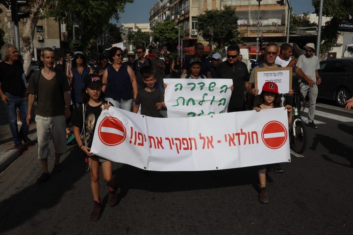 המפגינים צועדים במחאה על סגירות שדרות ירושלים ביפו לתנועת כלי רכב לכל הכיוונים, בלי תיאום עם התושבים (אורן זיו)