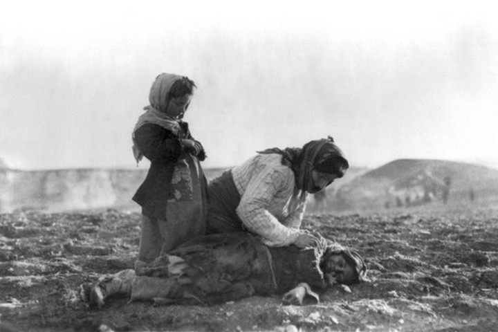 פוליטיקאים ישראלים משתמשים בשואה הארמנית ככלי ניגוח בטורקיה. פליטים ארמנים בטורקיה בזמן המלחמה