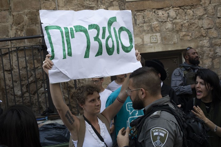 קבוצה של פעילי שמאל ישראלים ואמריקאים חסמו לזמן קצר את המצעד. הם פוזרו בכוח על ידי הצועדים והשוטרים