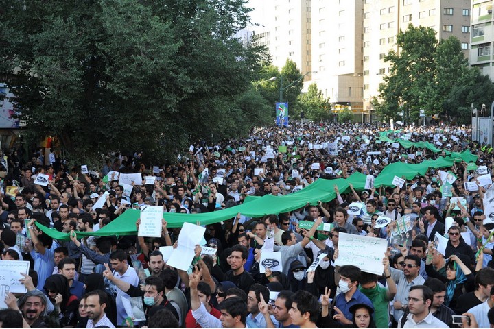 המפגינים היו עולים לגגות, קוראים "אללהו אכבר" ויורדים. מפגינים בטהראן בתמיכה ב"תנועה הירוקה" של מוסאווי ב-2009. (צילום: Milad Avazbeigi CC BY-SA 2.0)
