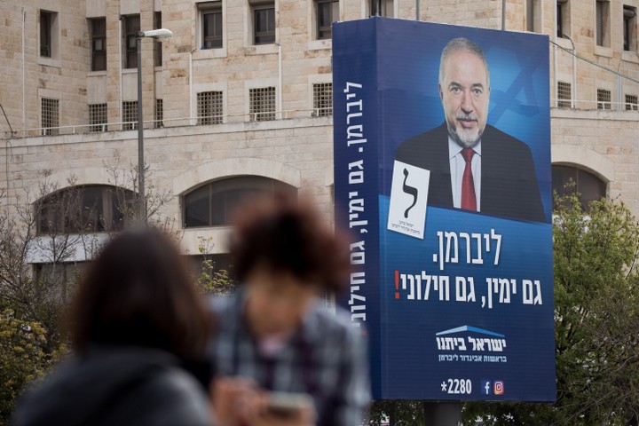 ליברמן זיהה שהנישה של "ימין חילוני" ריקה. כרזת בחירות ל"ישראל ביתנו" בבחירות אפריל 2019 (צילום: יונתן סינדל / פלאש 90)