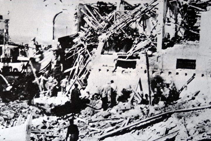 חומר הנפץ הוסתר במשאית עם תפוזים. 28 איש נהרגו בפיצוץ, 160 נפצעו, כולם אזרחים. בניין הסאראיה אחרי הפיצוץ בינואר 1948 (צילום: ויקימדיה)