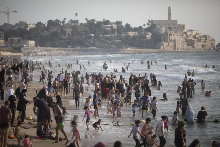 "קלקיליה במרחק חצי שעה והכל אחרת". מתרחצים פלסטינים בחוף של יפו 