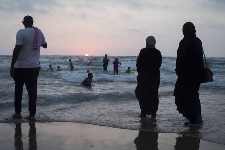 המצילים קראו לצאת בעברית, ערבית ואנגלית, אבל המתרחצים רצו לנצל עוד רגע בים 
