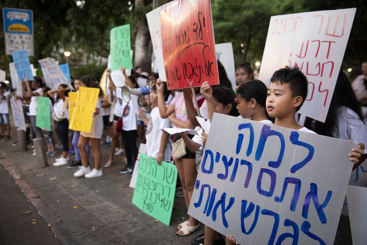 ילדים מפגינים נגד גירושם בגן מאיר (אורן זיו)