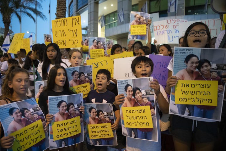 ילדים ואמהותיהם מפגינים נגד הגירוש במשרדי הממשלה בת"א (אורן זיו)