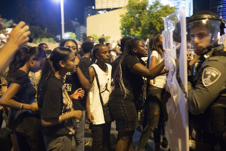 בנות ובני נוער מוחים במרכז תל אביב וחוסמים את צומת עזריאלי ואת נתיבי איילון במחאה על אלימות משטרתית, בעקבות הריגתו של סלמון טקה בידי שוטר. 2 ביולי 2019 (אורן זיו)