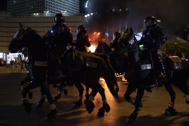 שוטרים רכובים על סוסים דוהרים לעבר מפגינים במהלך הפגנה נגד אלימות משטרתית בתל אביב בעקבות הריגתו של סלמון טקה בידי שוטר. 2 ביולי 2019 (אורן זיו)