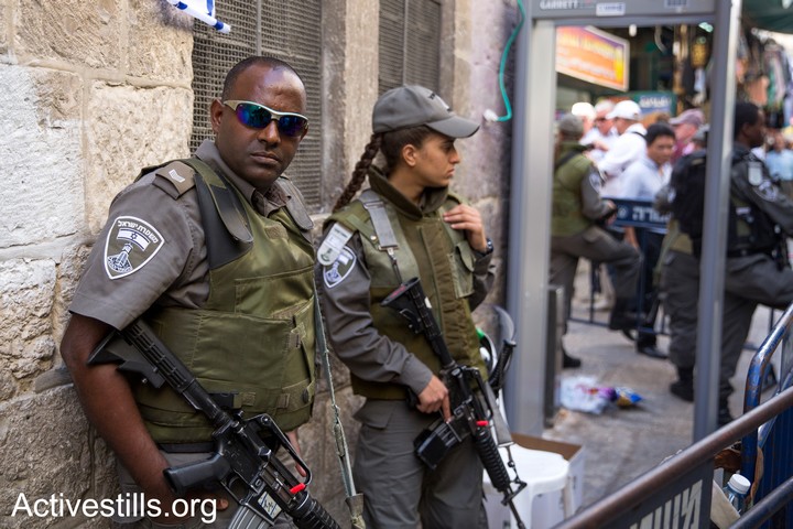 הפלסטינים לא יכולים לשכוח שהיהודים האתיופים נוטלים חלק פעיל בכל הכוחות הישראליים המפעילים את הכיבוש. שוטרים ממוצא אתיופי בעיר העתיקה בירושלים (צילום: אחמד אל באז / אקטיבסטילס)