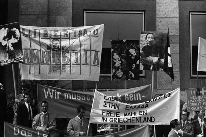 כל מי שהפגין או הביע מחאה נגד המשטר ביוון, נעצר מייד. הפגנה בגרמניה נגד המשטר הצבאי ביוון ( Bundesarchiv, Bild 183-F0503-0204-005 / CC-BY-SA 3.0)