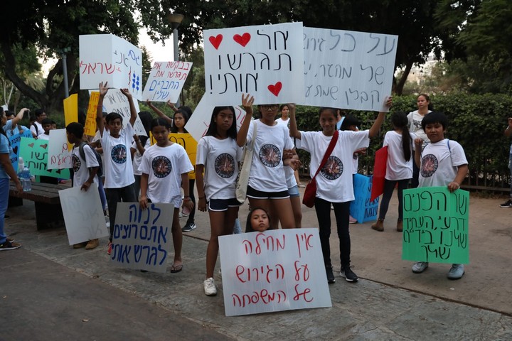 ילדי מהגרות עבודה מהפיליפינים שנולדו בישראל וגדלו כאן מפגינים נגד גירושם (אורן זיו)