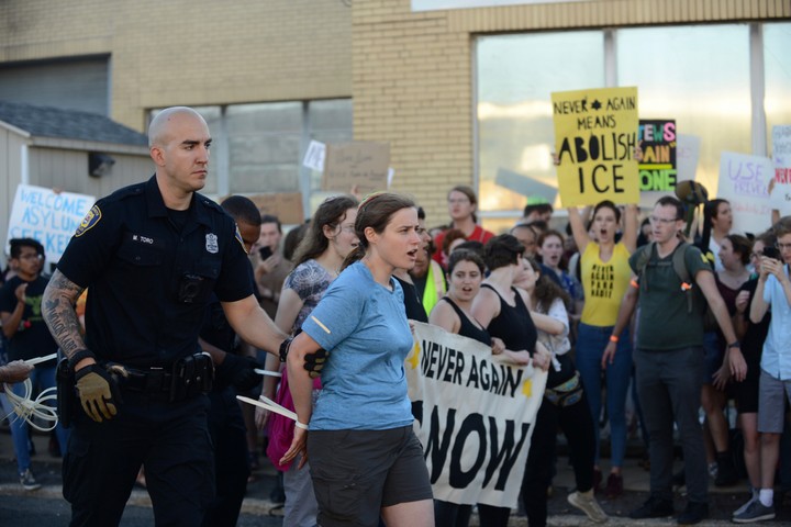 מפגינה יהודיה נעצרת במהלך הפגנה של קבוצת "פעולת לעולם לא עוד" מחוץ למרכז מעצר של משטרת ההגירה והמכס בניו ג'רזי. 1 ביולי 2019. (צילום: גילי גץ)