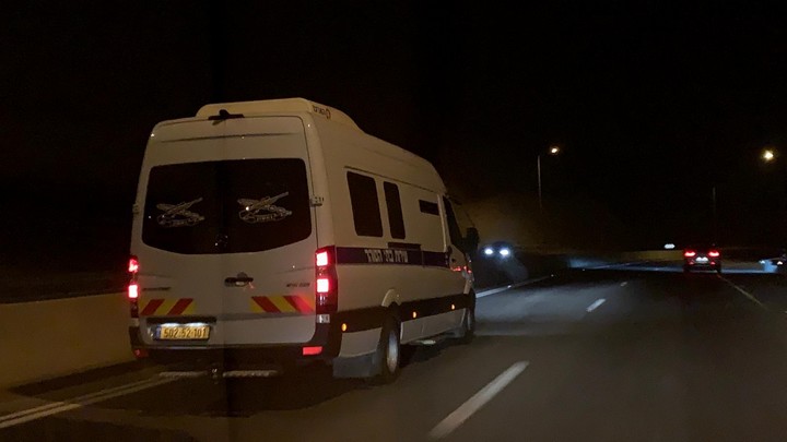 רכב של שב"ס מוביל את העיתונאי מוסטפא אל-חרוף לעבר מעבר אלנבי. הירדנים סירבו להתבלבל מול התרגיל הישראלי