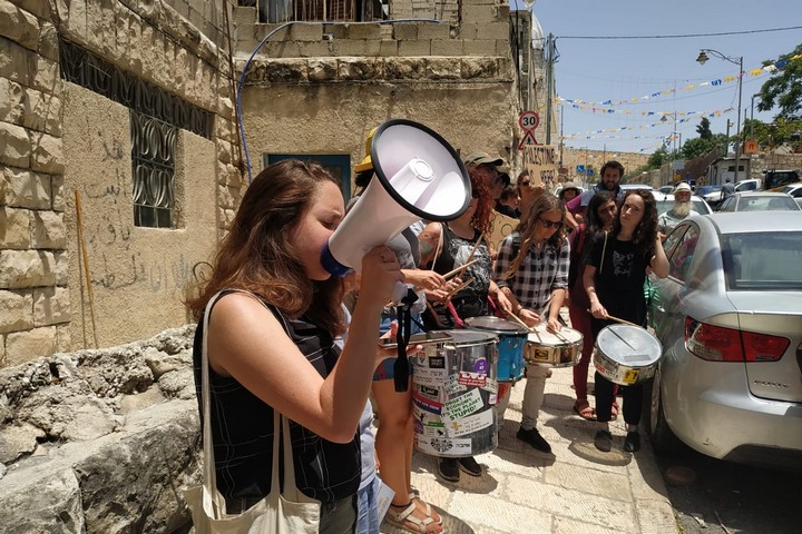 מפגינים במחאה נגד השתלטות עמותת אלע"ד על חלק מבית משפחת סיאם בסילוואן (צילום: Free Jerusalem)