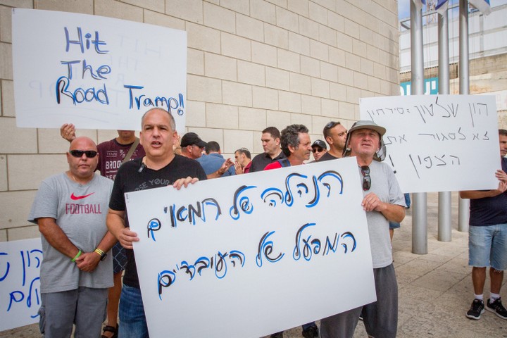 העובדים העדיפו למקד את המחאה נגד ההנלה של חיפה כימיקלים. מחאה בעת דיון על עתיד המפעל בבית הדין לעבודה בחיפה (צילום: פלאש 90)