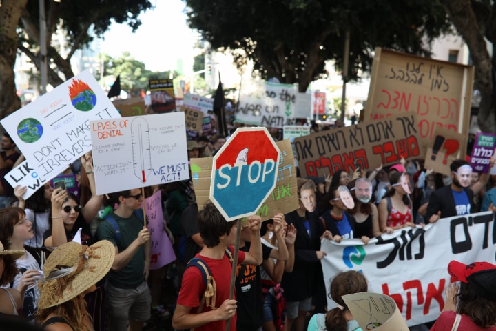 מפגינים צועדים בתל אביב בדרישה להכרזת מצב חירום אקלימי (אורן זיו)