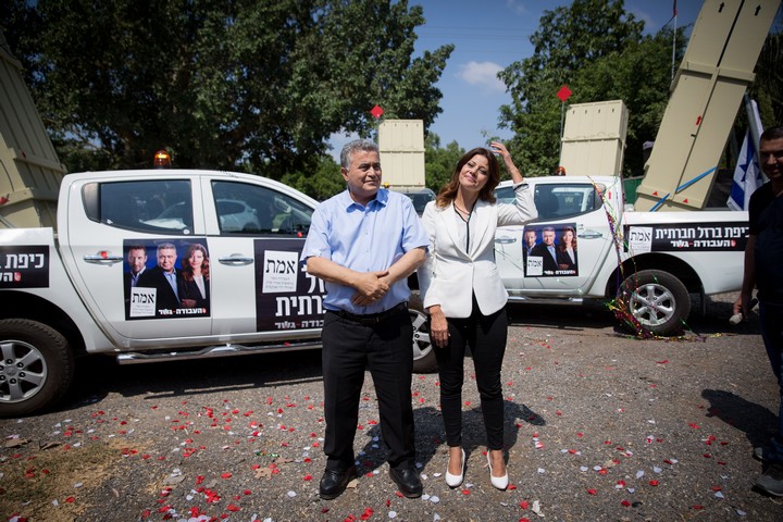 ראשי העבודה-גשר, עמיר פרץ ואורלי לוי אבוקסיס, באירוע קמפיין בתל אביב, 3 בספטמבר 2019 (צילום: מרים אלסטר / פלאש90)