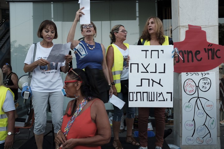 ההפגנה השבועית נגד השחיתות מול ביתו של היועמ"ש אביחי מנדלבליט בפתח תקווה, ב-5 באוגוסט 2017 (צילום: תומר נויברג / פלאש90)