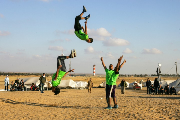 "אנשים בעזה צמאים לשינוי, אפילו משהו קטן". צעירים עזתים מבצעים פרקור מול הגבול עם ישראל (צילום: עבד רחים רח'מן / פלאש 90)