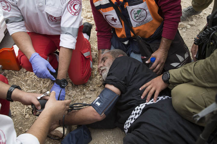 הצבא פיזר בגז מדמיע את המפגינים במאז "שירת העשבים". אחד הפלסטינים נפגע תוך כדי המעצר ונזקק לטיפול (צילום קרן מנור/ אקטיבסטילס)