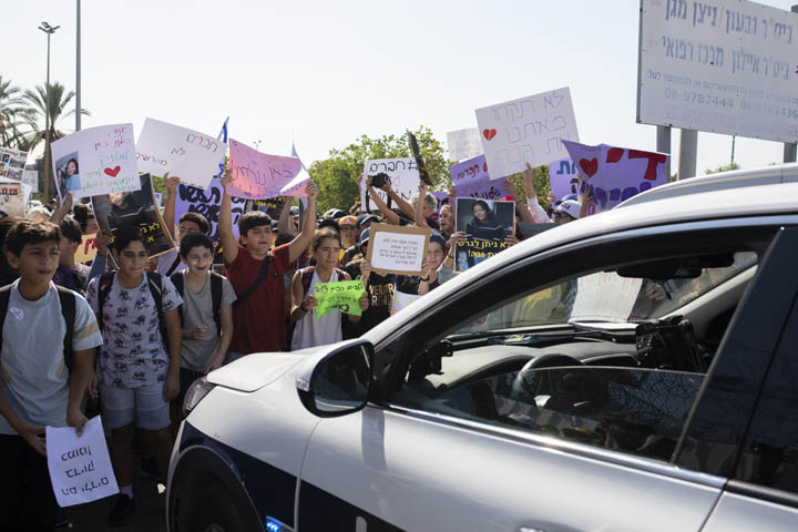 הפגנה מול כלא גבעון של תלמידי בתי ספר בתל אביב, נגד מעצר וגירוש תלמידים (צילום: אורן זיו)