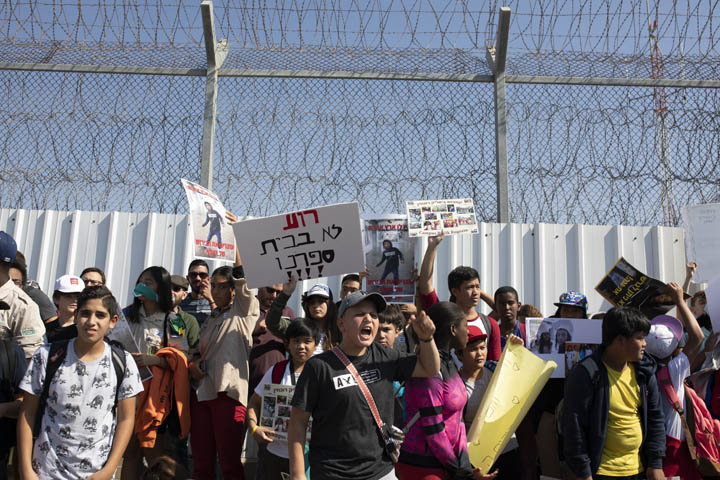 הפגנה מול כלא גבעון של תלמידי בתי ספר בתל אביב, נגד מעצר וגירוש תלמידים (צילום: אורן זיו)