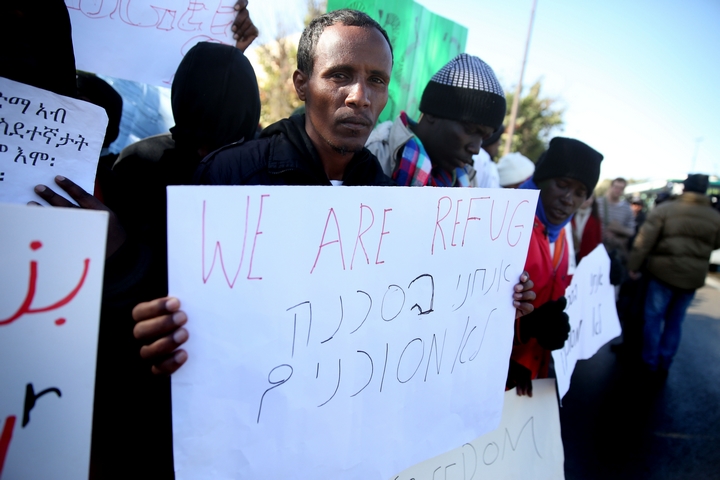 פליטים מפגינים מול הכנסת, בדצמבר 2013 (צילום: הדס פארוש / פלאש90)