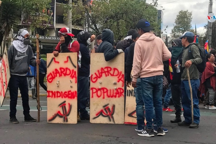 מחאה באקוודור נגד צעדי הצנע של הנשיא לנין מורנו, נושאים מגיני עץ שעליהם כתוב "המשמר הפופולרי" ו"המשמר הילידי", ב-11 באוקטובר 2019 (צילום: Voz de América)