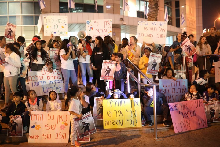 הפגנה מול משרד הפנים בתל אביב בקריאה לשחרורם של ראלף ואמו, מהגרת עבודה מהפיליפינים, ב-28 באוקטובר 2019 (צילום: אורן זיו)