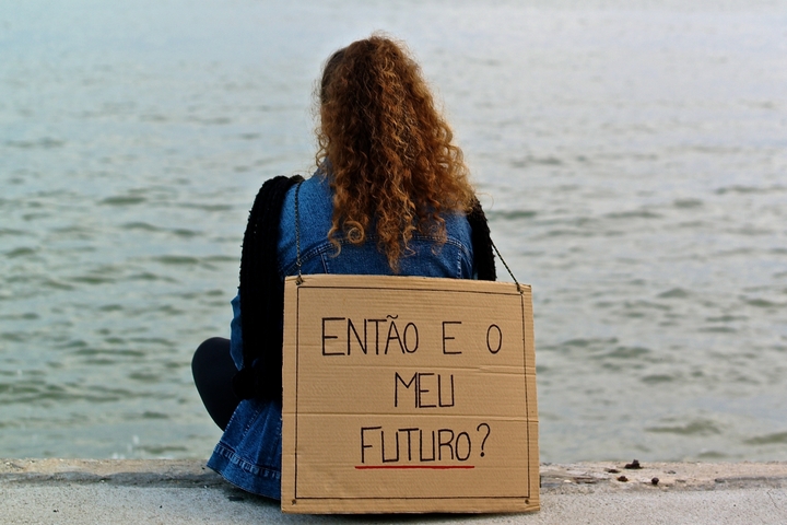 "ומה עם העתיד שלי?" - מפגינה נגד צעדי הצנע בליסבון (צילום: Pedro Ribeiro Simões)