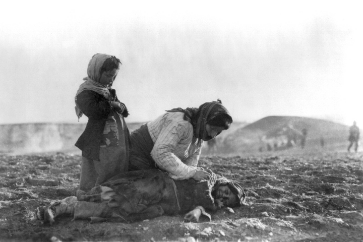 אישה ארמנית כורעת ליד ילד מת בשדה. צולם ב-1915-1918 (צילום: ספריית הקונגרס האמריקאי)